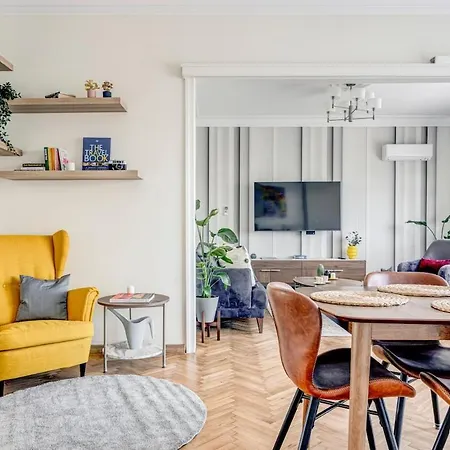 Polished 2 Bdrm Skyline Views & Elevator Sofia