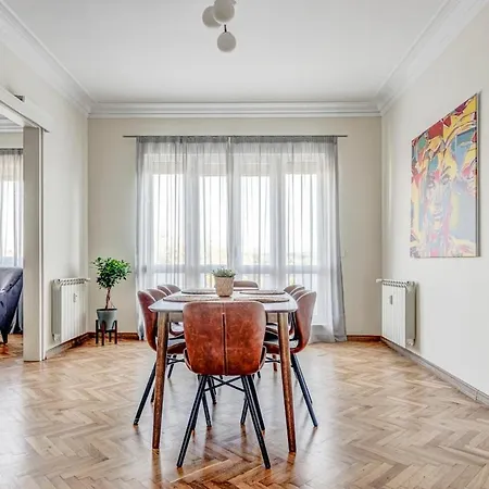 Polished 2 Bdrm Skyline Views & Elevator * Sofia