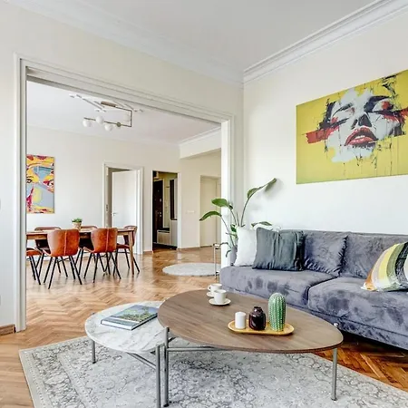 Polished 2 Bdrm Skyline Views & Elevator *