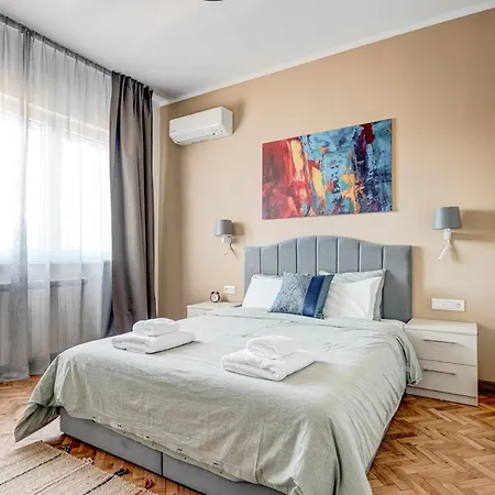 Polished 2 Bdrm Skyline Views & Elevator *