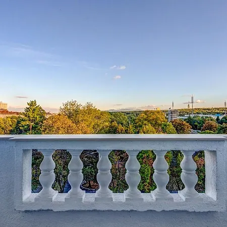 Daire Polished 2 Bdrm Skyline Views & Elevator