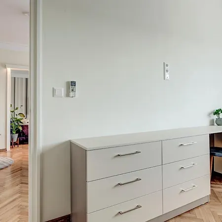 Polished 2 Bdrm Skyline Views & Elevator Apartament *