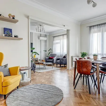 Polished 2 Bdrm Skyline Views & Elevator