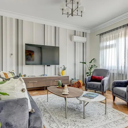 Polished 2 Bdrm Skyline Views & Elevator Sofia