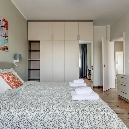 Polished 2 Bdrm Skyline Views & Elevator Apartament Sofia