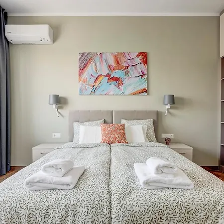 Polished 2 Bdrm Skyline Views & Elevator Apartament Sofia