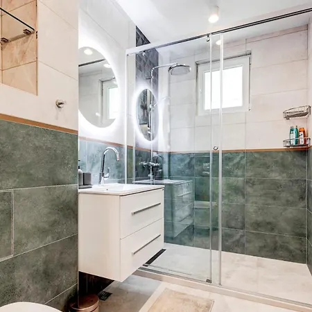 Polished 2 Bdrm Skyline Views & Elevator Sofia
