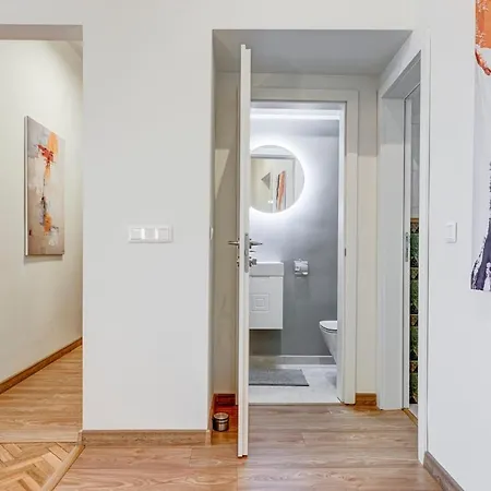 Polished 2 Bdrm Skyline Views & Elevator