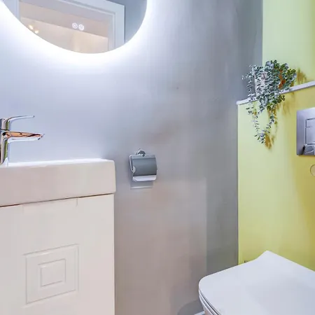 Polished 2 Bdrm Skyline Views & Elevator Apartament Sofia