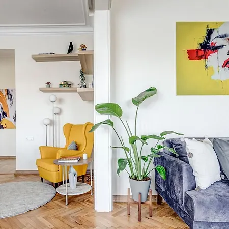 Polished 2 Bdrm Skyline Views & Elevator Apartament *