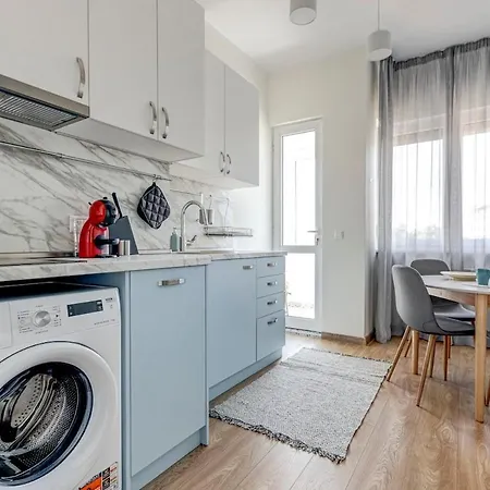 Polished 2 Bdrm Skyline Views & Elevator Apartament
