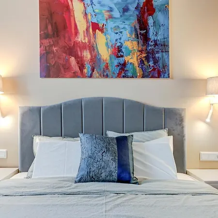 Polished 2 Bdrm Skyline Views & Elevator
