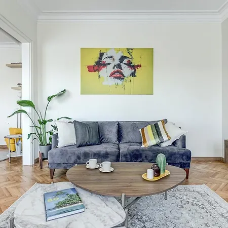 Polished 2 Bdrm Skyline Views & Elevator Apartament Sofia