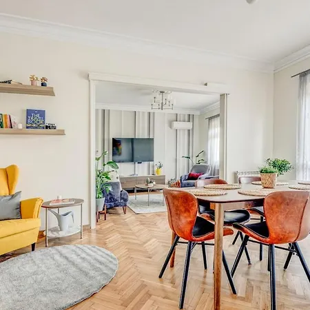 Daire Polished 2 Bdrm Skyline Views & Elevator Sofya