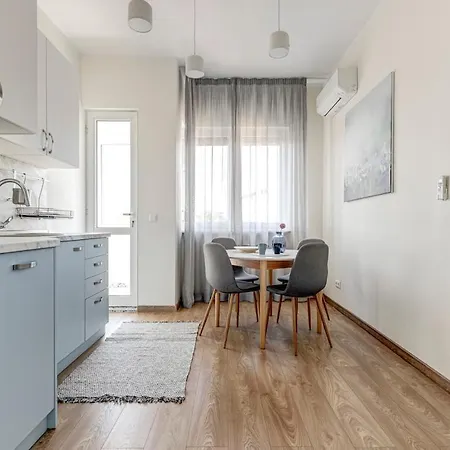 Polished 2 Bdrm Skyline Views & Elevator Apartament *