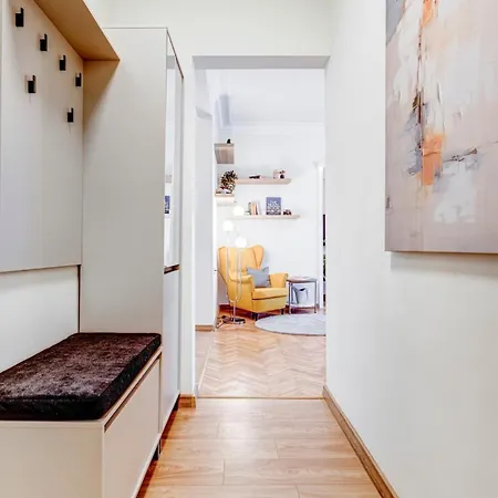 Polished 2 Bdrm Skyline Views & Elevator Sofia