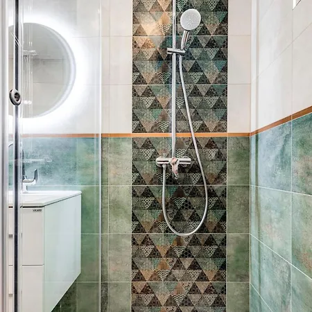 Polished 2 Bdrm Skyline Views & Elevator * Sofya