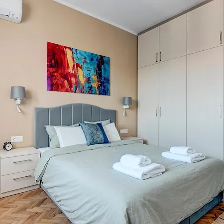 Polished 2 Bdrm Skyline Views & Elevator