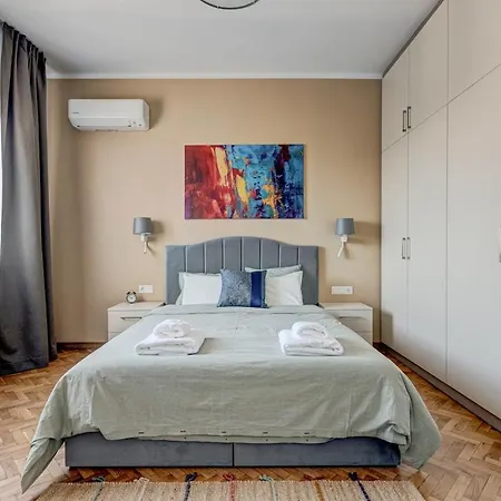 Polished 2 Bdrm Skyline Views & Elevator Apartament