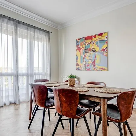 Polished 2 Bdrm Skyline Views & Elevator