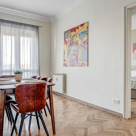 Polished 2 Bdrm Skyline Views & Elevator
