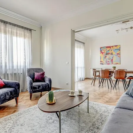 Polished 2 Bdrm Skyline Views & Elevator Sofia