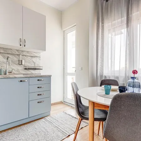 Polished 2 Bdrm Skyline Views & Elevator * Sofia