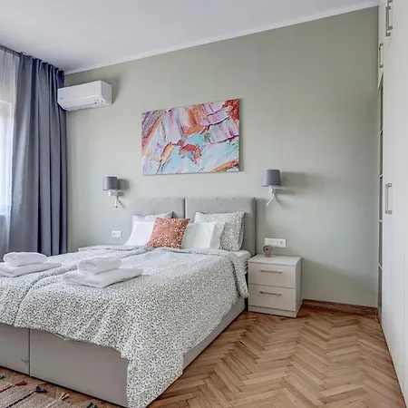 Polished 2 Bdrm Skyline Views & Elevator